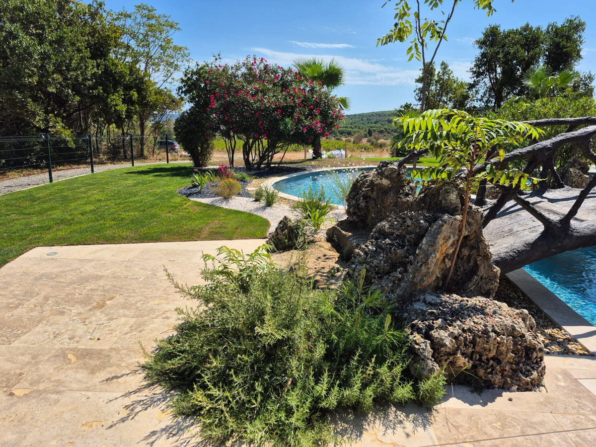 L'espace bassin et son parc clos au Château Réveillon – Bages, pour les cocktails jusqu'à 200 invités